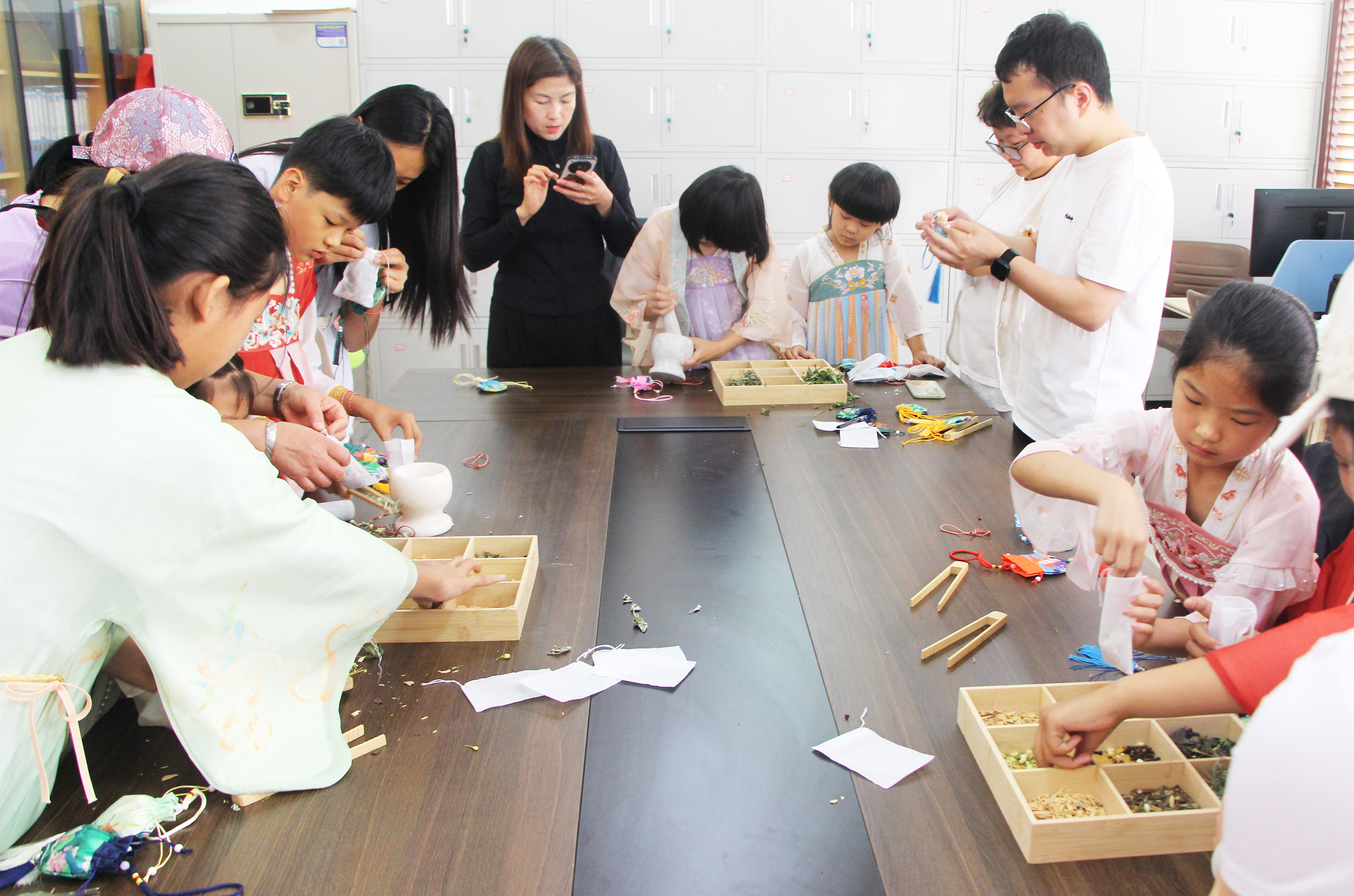 制作香囊现场。杨瀰摄