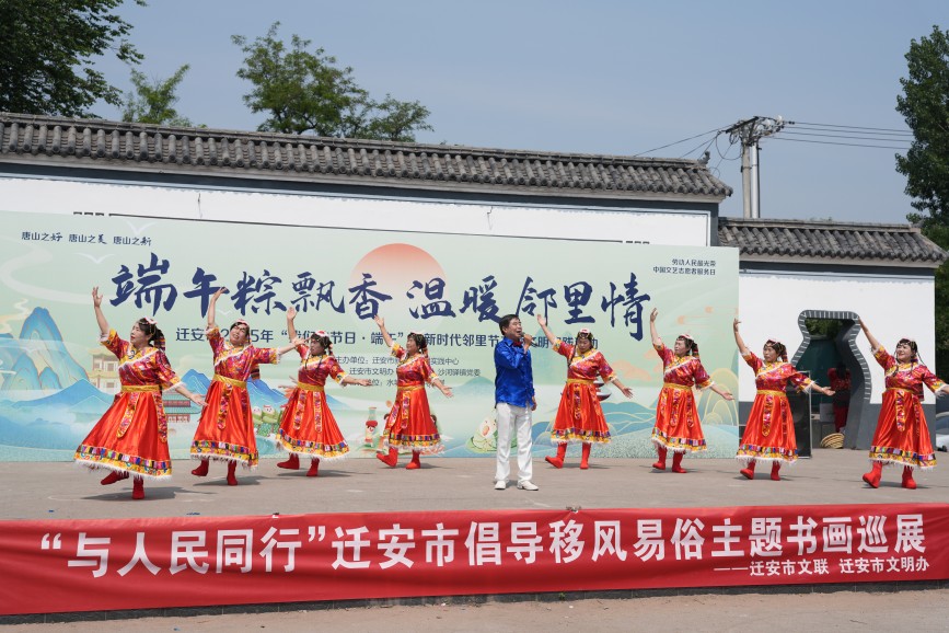 5月29日，歌伴舞《卓玛》在迁安市沙河驿镇沙河驿村上演。张泽慧摄