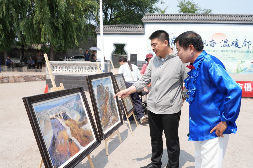 5月29日，迁安市沙河驿镇沙河驿村村民正在观看书画展。张泽慧摄