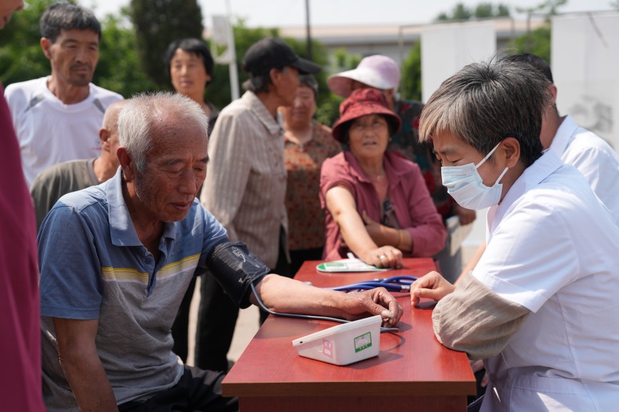 5月29日，迁安市沙河驿镇卫生院医务人员正在为村民进行健康义诊服务。张泽慧摄
