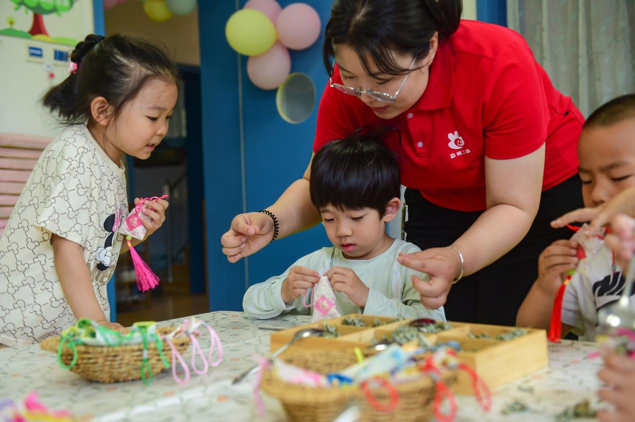 孩子們在老師的引領下制作香囊。傅新春攝