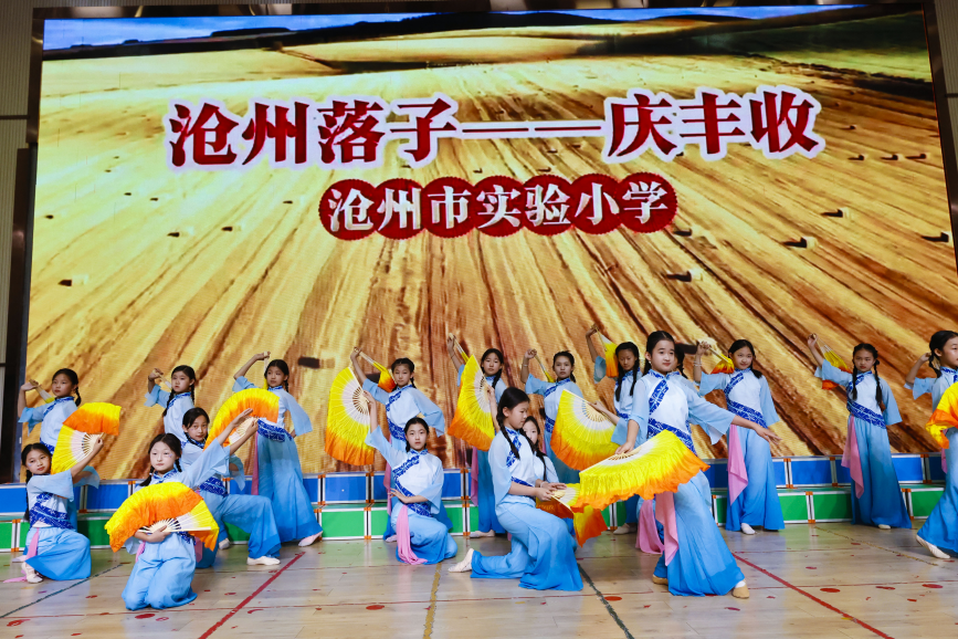 民俗舞蹈沧州落子《庆丰收》呈现丰收图景。张子衡摄