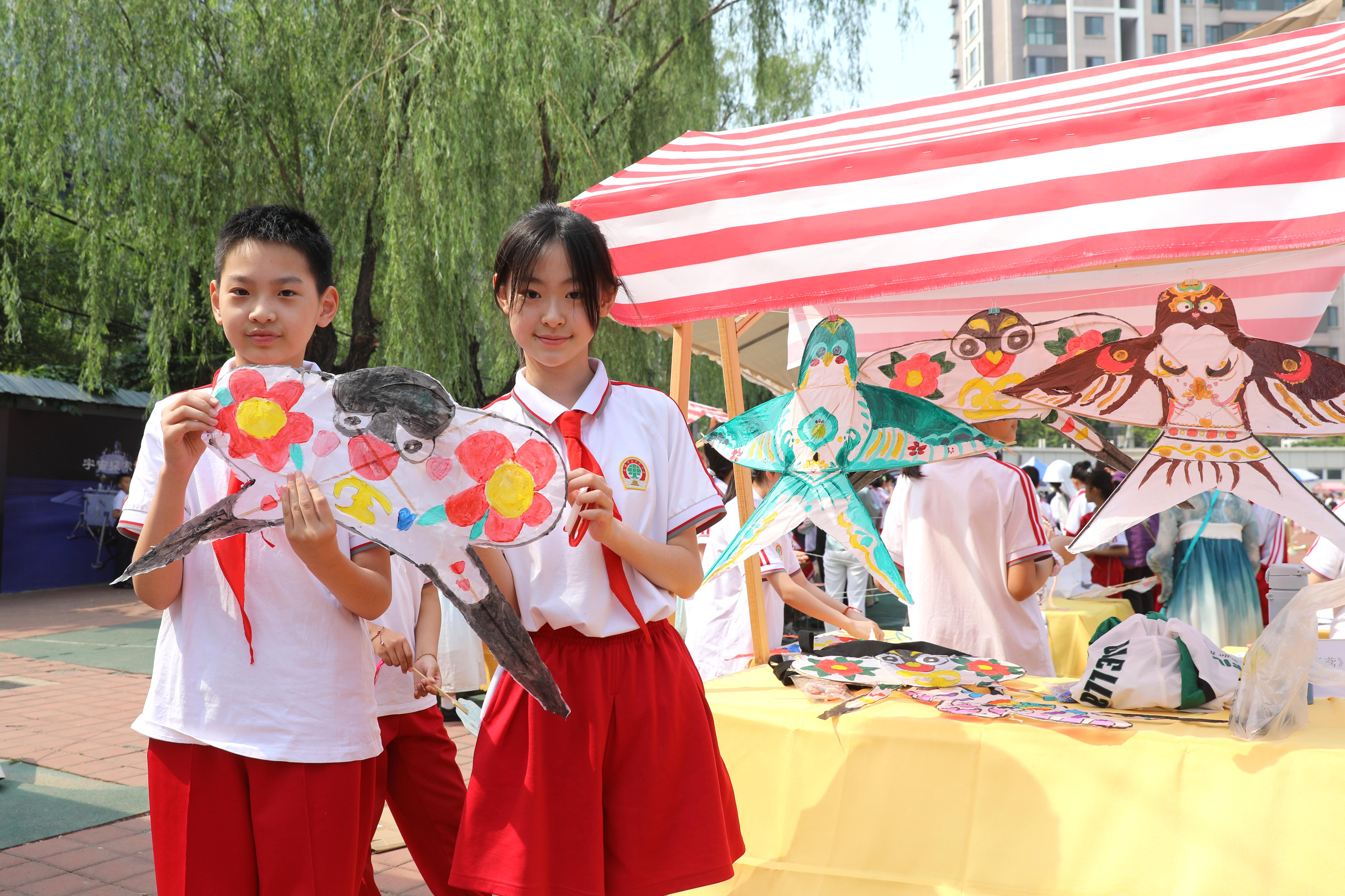 承德市南营子小学学生展示制作好的风筝。王宗摄