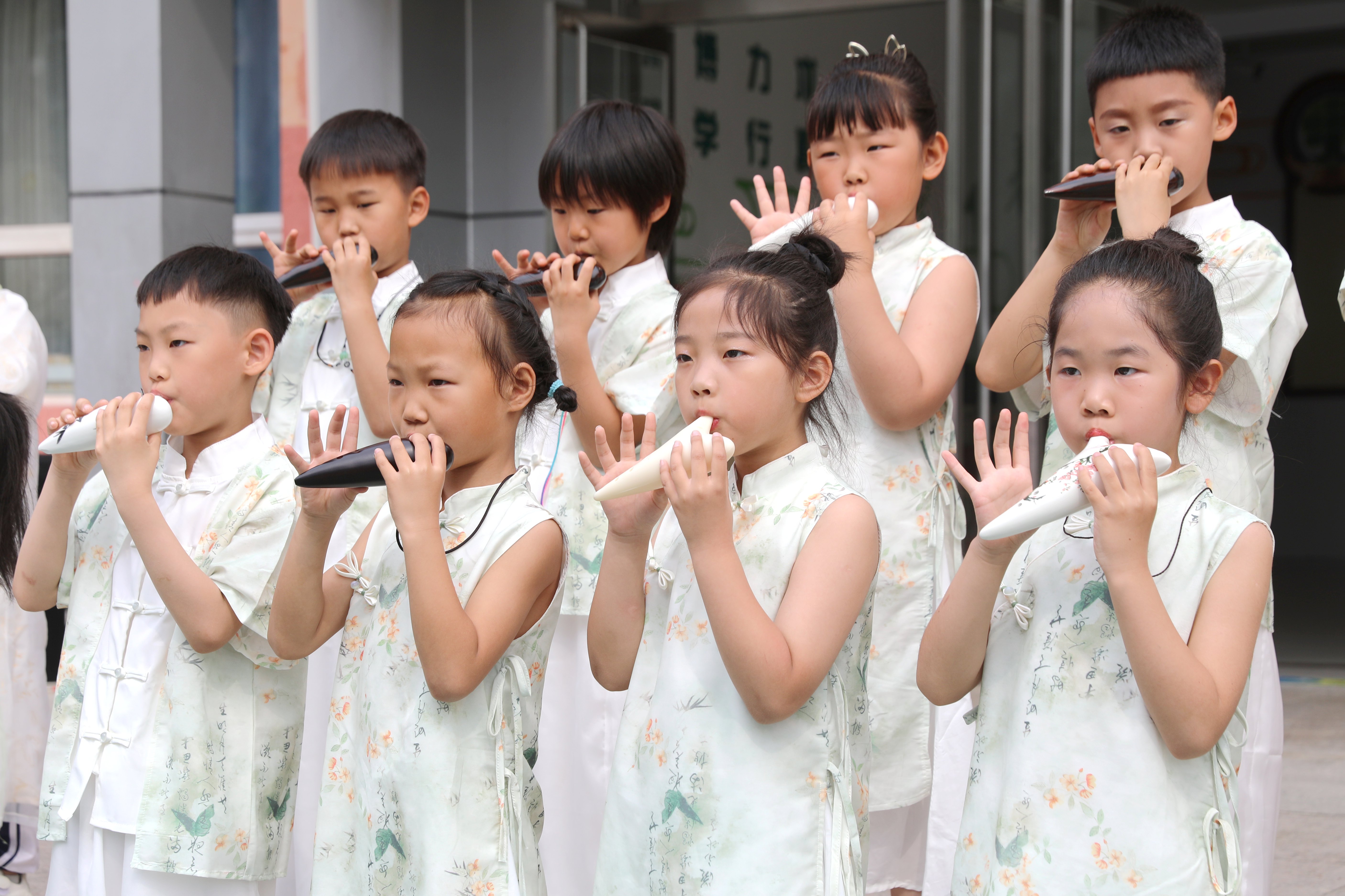 承德市南营子小学学生在演奏陶笛。王宗楠摄