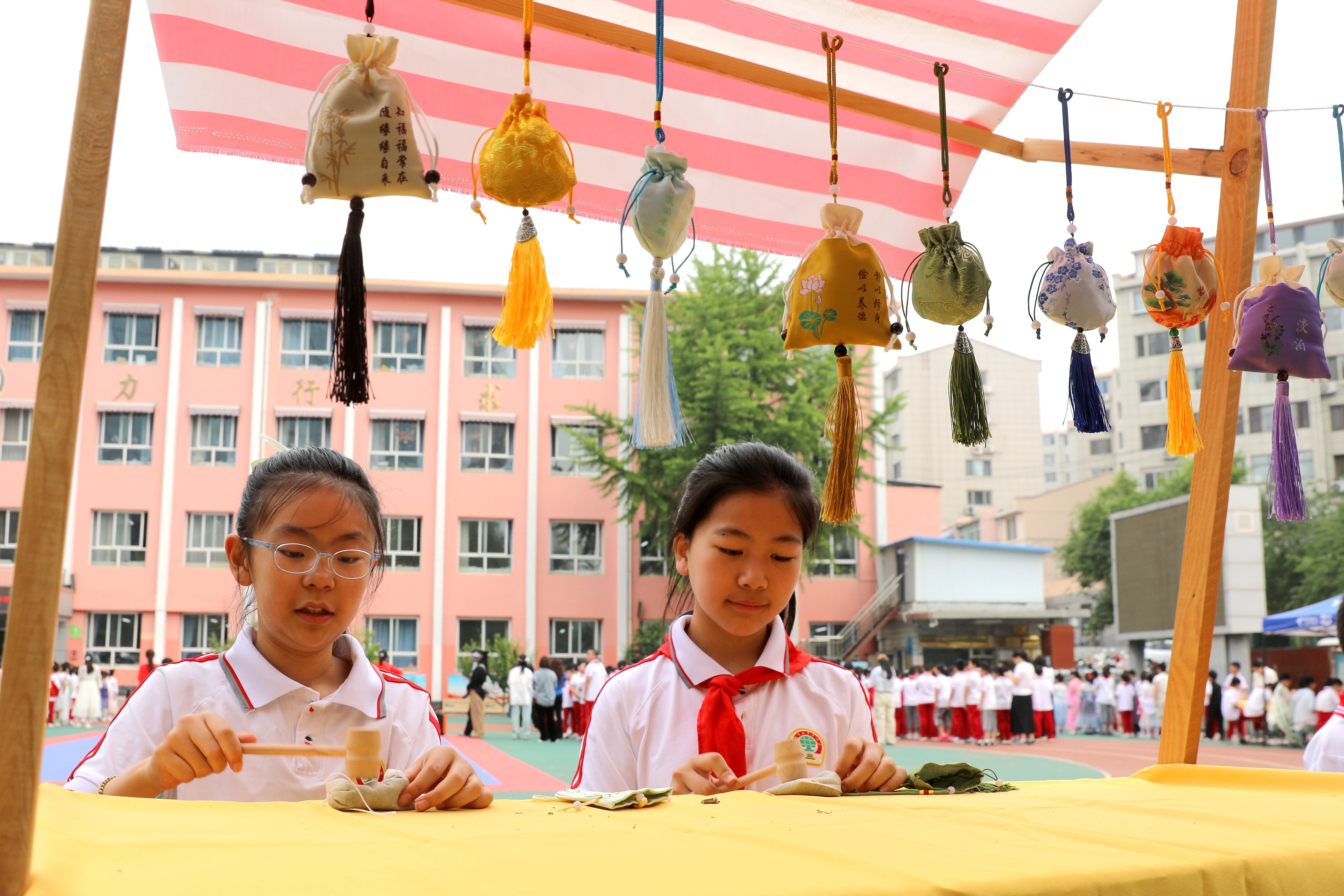承德市南营子小学学生在制作香囊。王宗楠摄