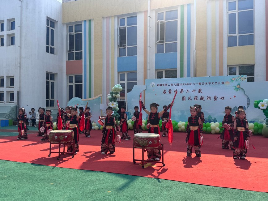 孩子们进行文艺汇演。金伟摄