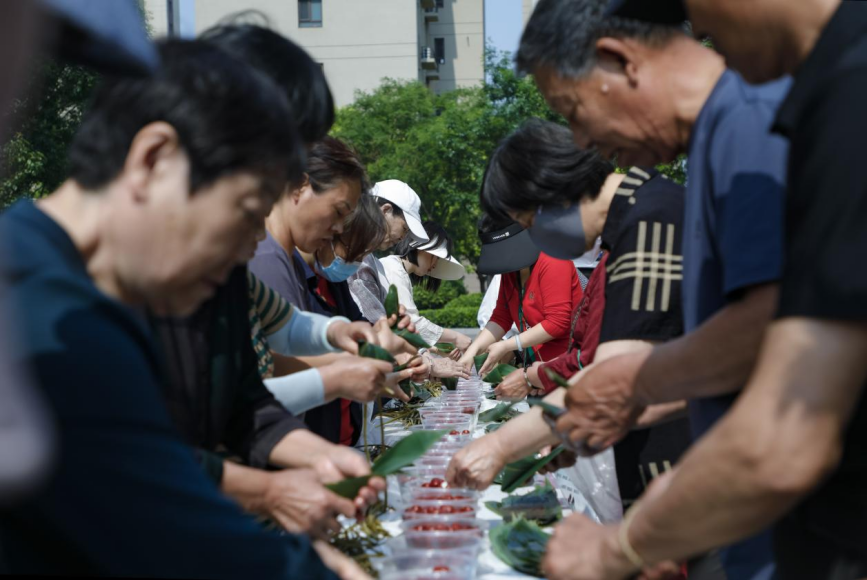 碧桂園社區居民一起包粽子。陳軍攝