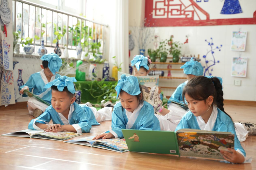 小集幼兒園的小朋友們一起讀屈原故事繪本。聶思萌攝