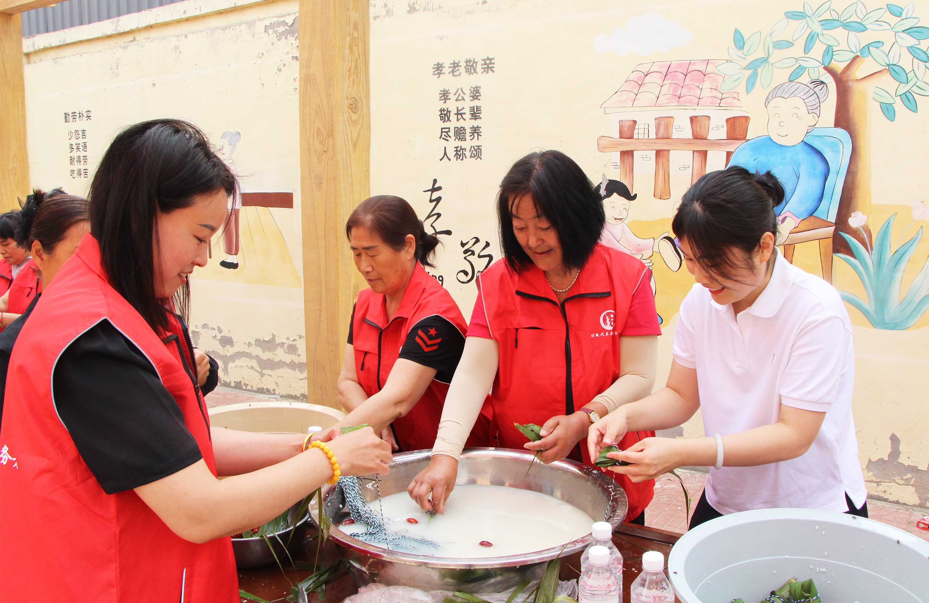 5月30日，陶口店包粽子现场。杨瀰摄