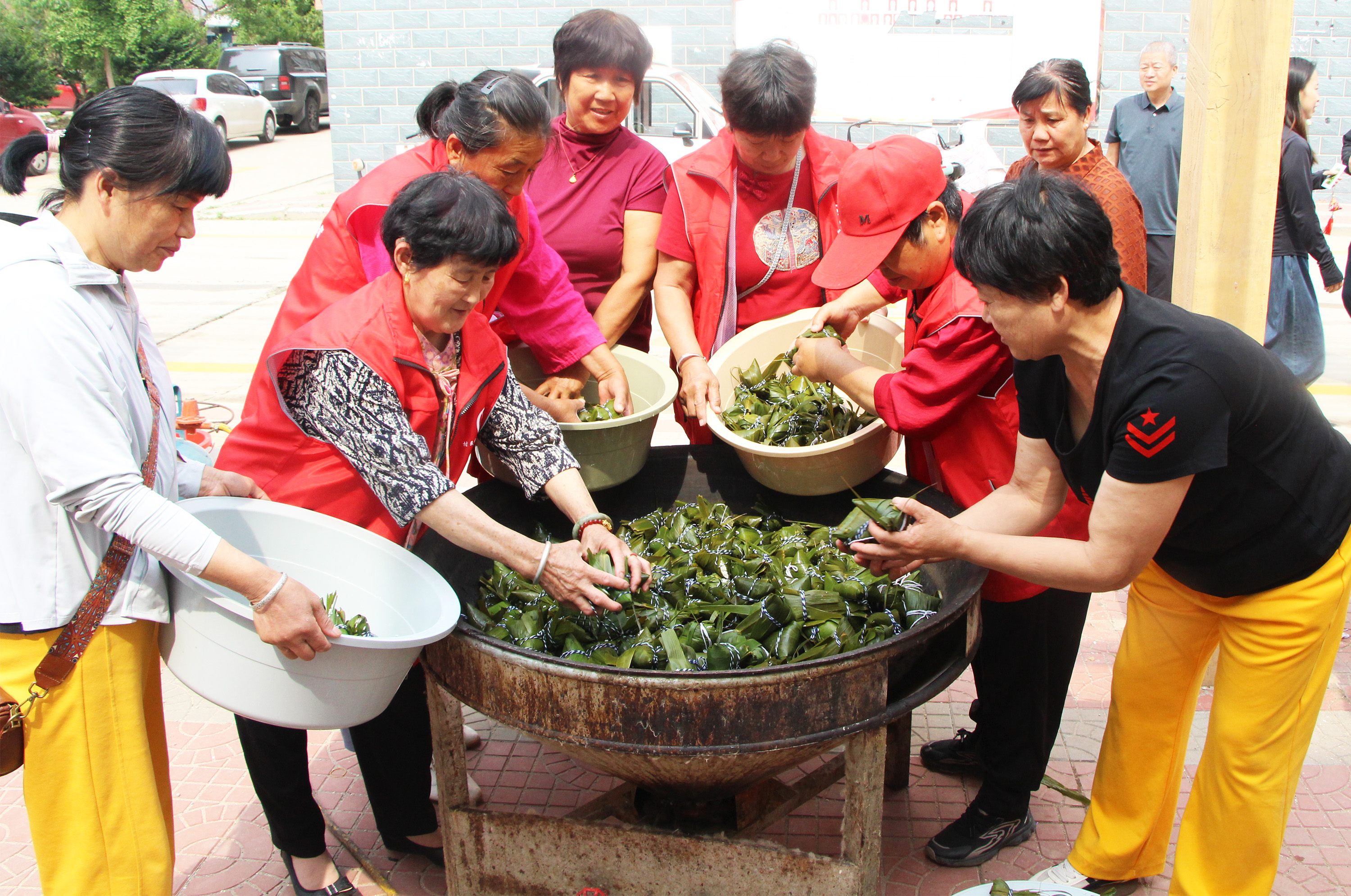 5月30日，陶口店端午节文明实践活动现场，包好的粽子下锅。杨瀰摄