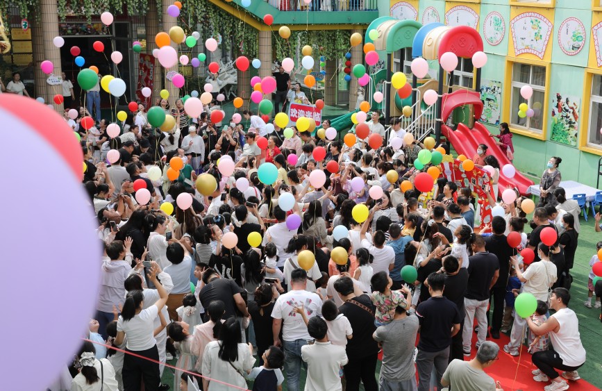 5月30日，沧县幼儿园的孩子们和家长共同放飞祝福气球。田博摄