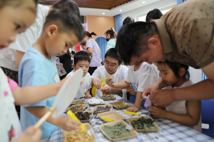 5月30日，沧县幼儿园的孩子们和家长一起制作中药香囊。田博摄