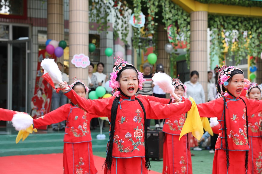 5月30日，滄縣幼兒園的孩子們在表演京劇選段。田博攝