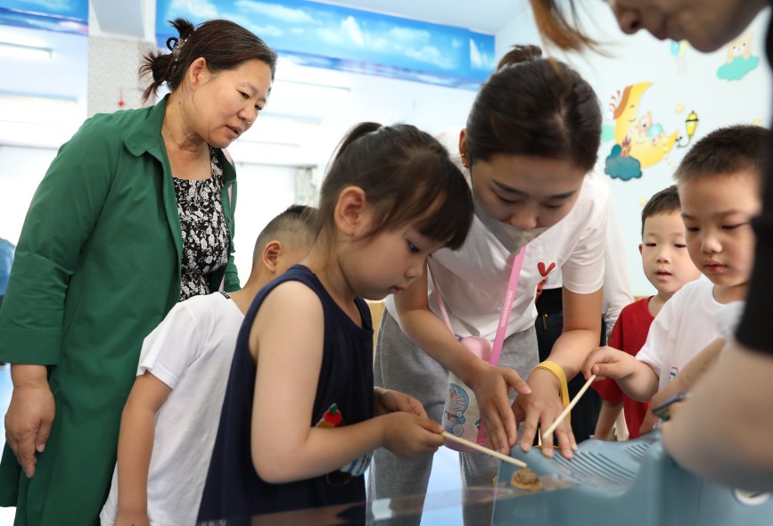 5月30日，沧县幼儿园的孩子们在进行趣味挑战。田博摄