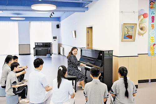 5月30日，石家庄市特殊教育學校音樂教師張曉萌彈著鋼琴和學生們一起練習合唱。本報記者 史晟全攝