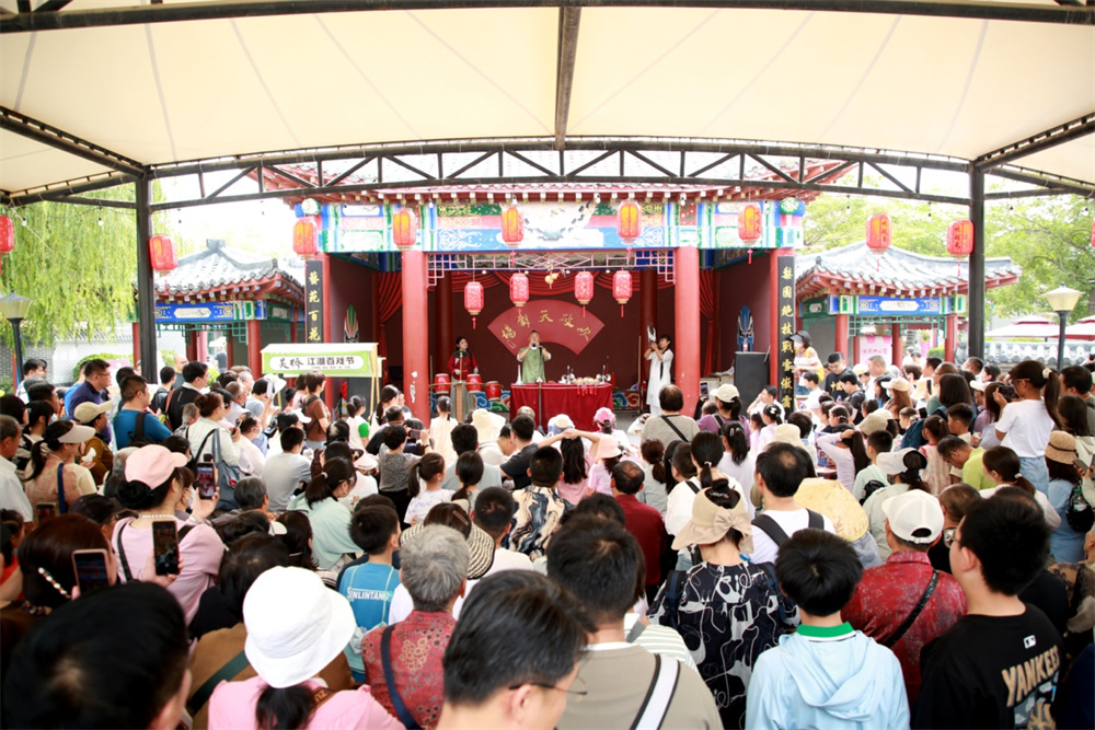 6月1日，在吴桥杂技大世界的吹破天剧场，大量游客观看表演。殷实摄