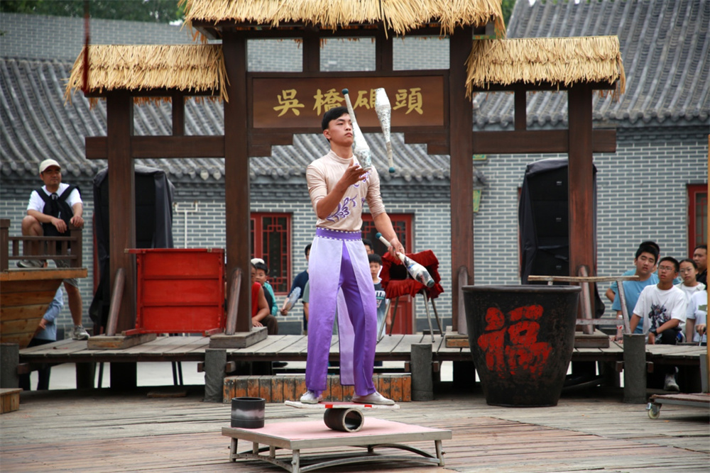 6月1日，在吴桥杂技大世界，杂技演员正在认真表演。殷实摄