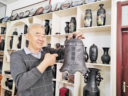 近日，在深州古陶艺术馆展厅，申振英向记者展示他的作品。 本报记者 方素菊摄