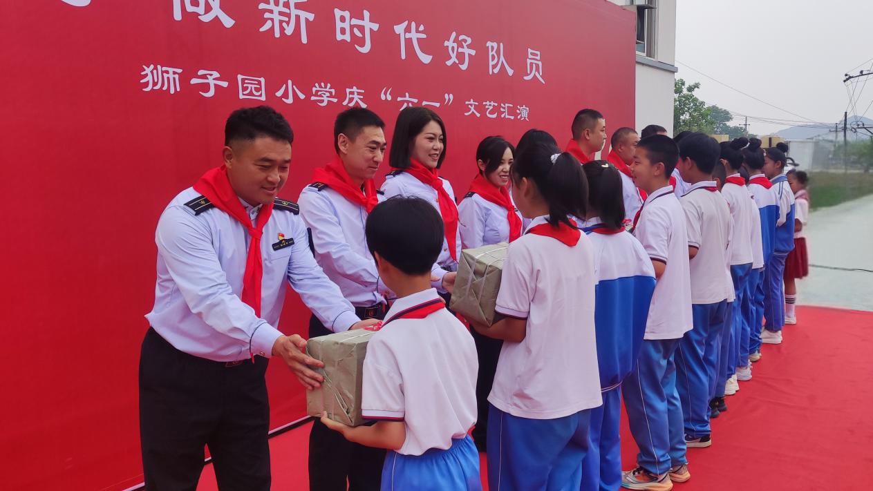 “书香润童心 同行伴成长”活动。李彬摄