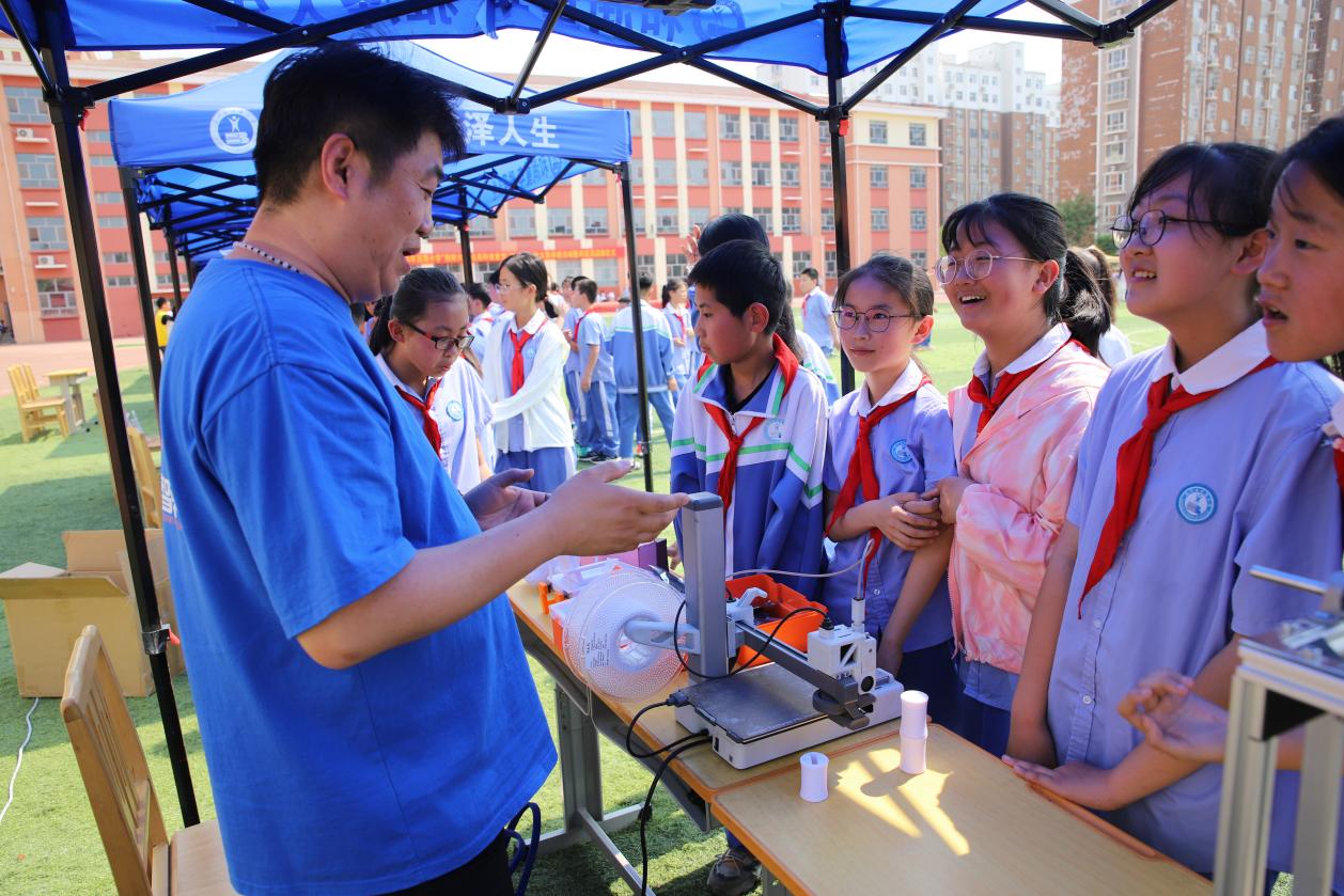 学生们参观3D打印技术设备。徐彩云摄 
