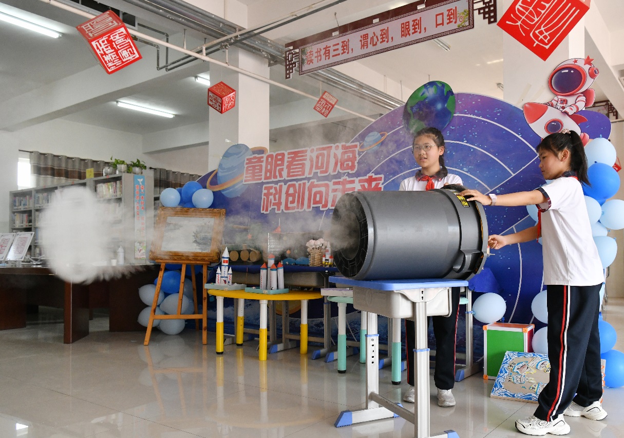 近日，小学生在科技节活动上体验科学实验——真空炮。苑立伟摄
