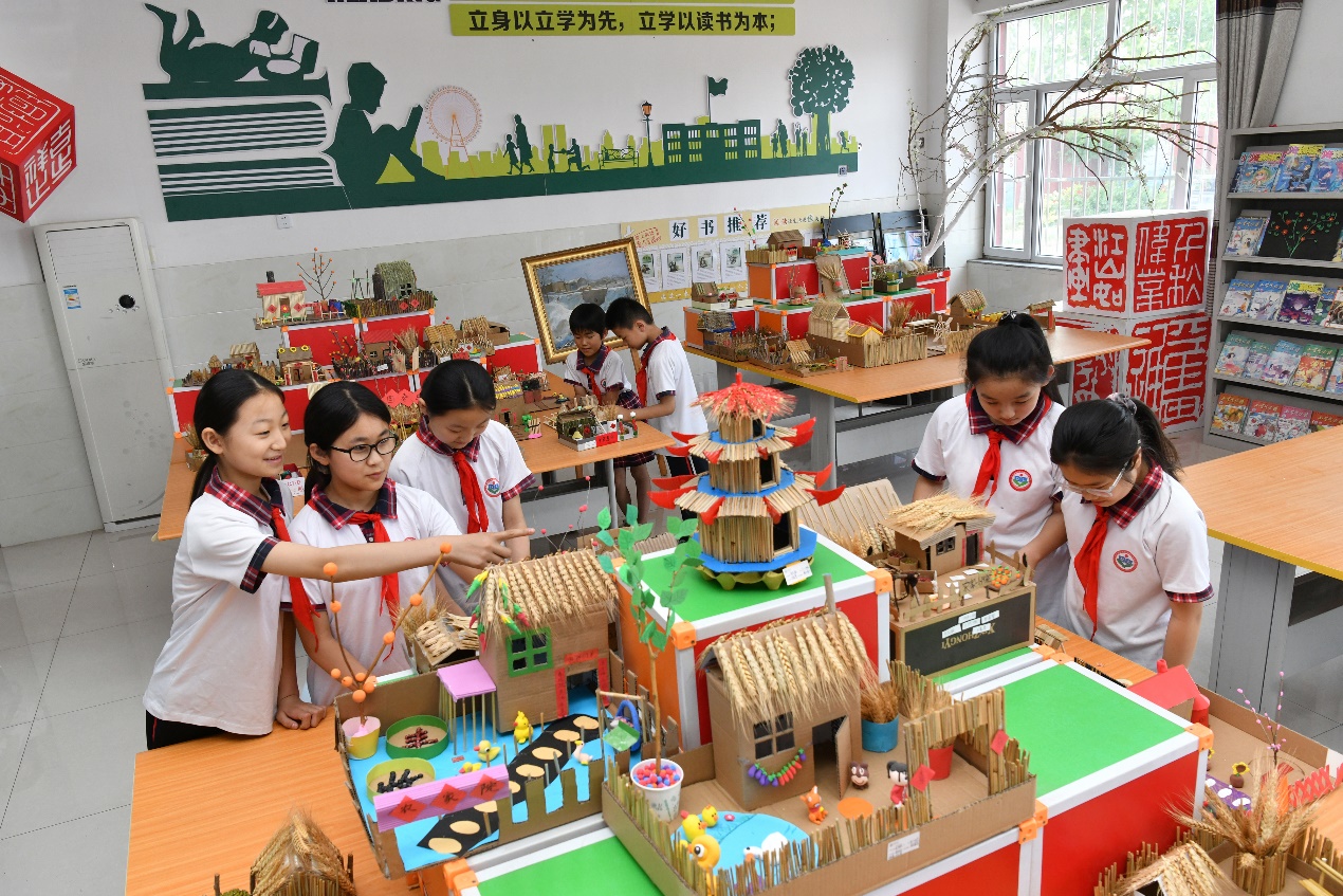 近日，小学生在科技节活动上参观农家院手工制作展。苑立伟摄