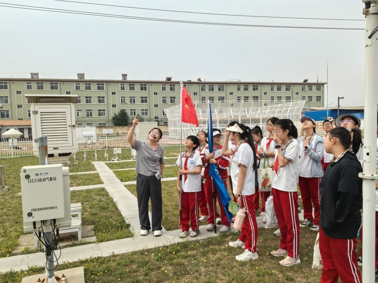 任丘市气象局工作人员给同学们讲解气象数据的检测原理。袁金良摄