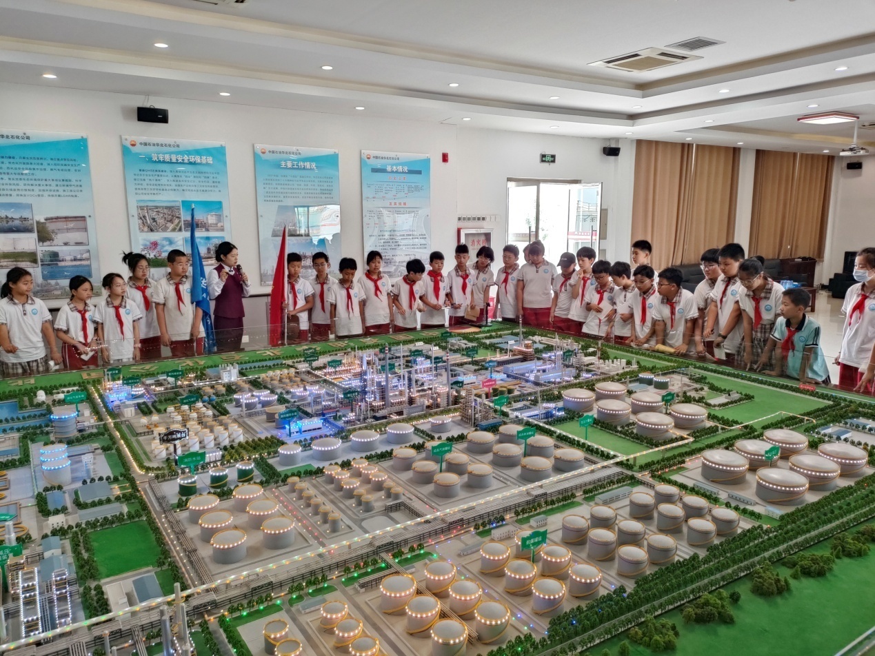 同学们认真了解华北石化公司石油化工工艺流程。袁金良摄