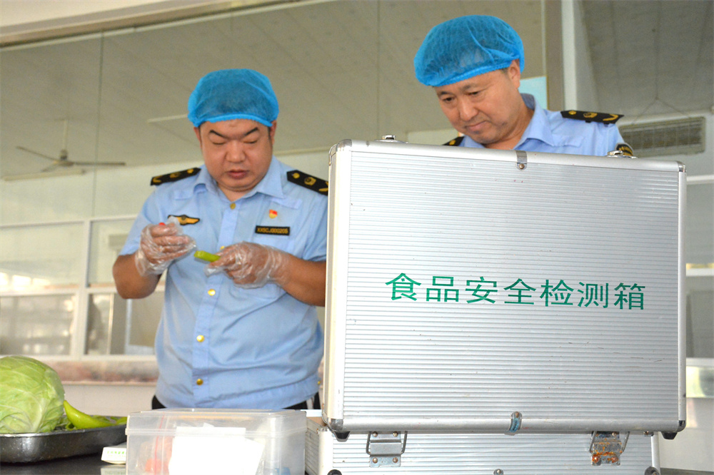 工作人员正在进行食品安全检测。胡宇婷摄