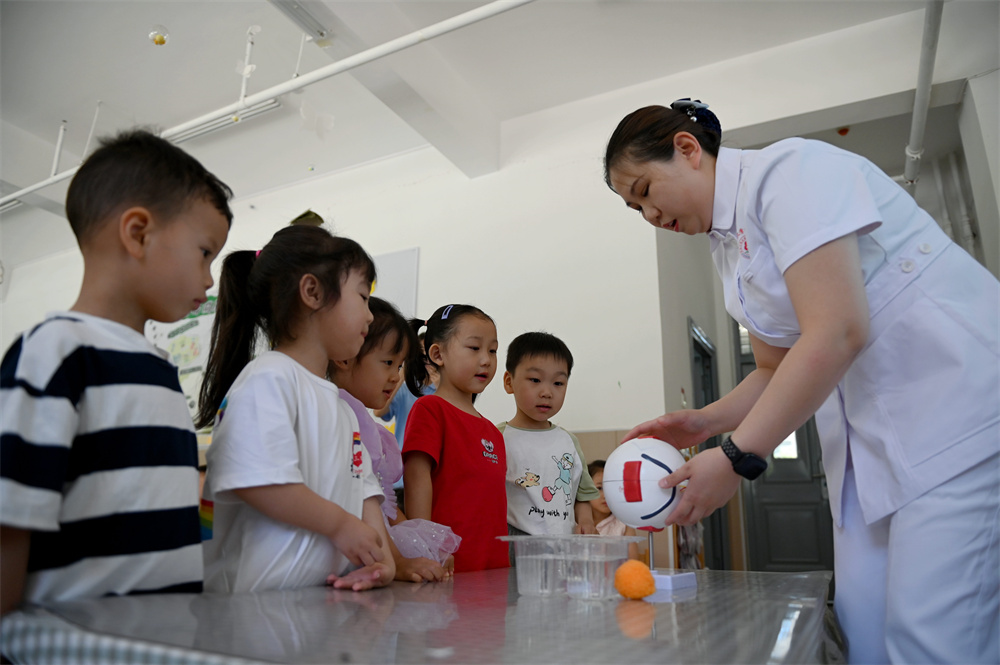 6月5日，河北省邯郸市复兴区第二幼儿园，医务人员在给小朋友们讲解眼球构造知识。周绍宗摄