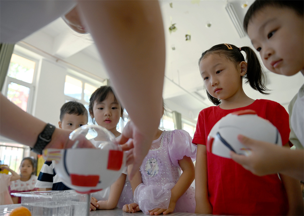 6月5日，河北省邯郸市复兴区第二幼儿园的小朋友们在观察眼球构造。周绍宗摄 