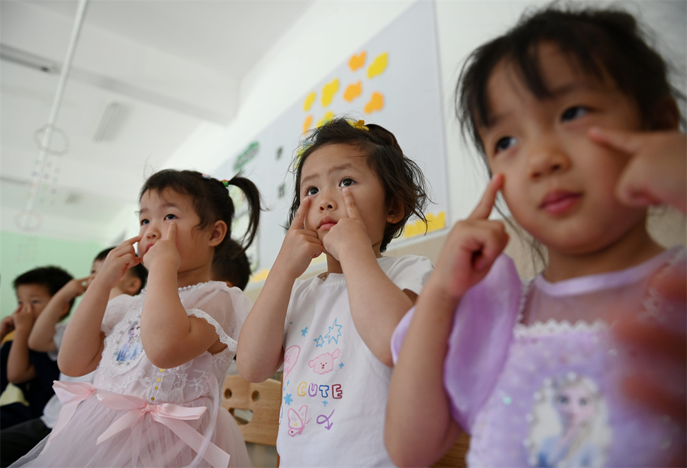6月5日，河北省邯郸市复兴区第二幼儿园的小朋友们正在学习眼保健操。周绍宗摄