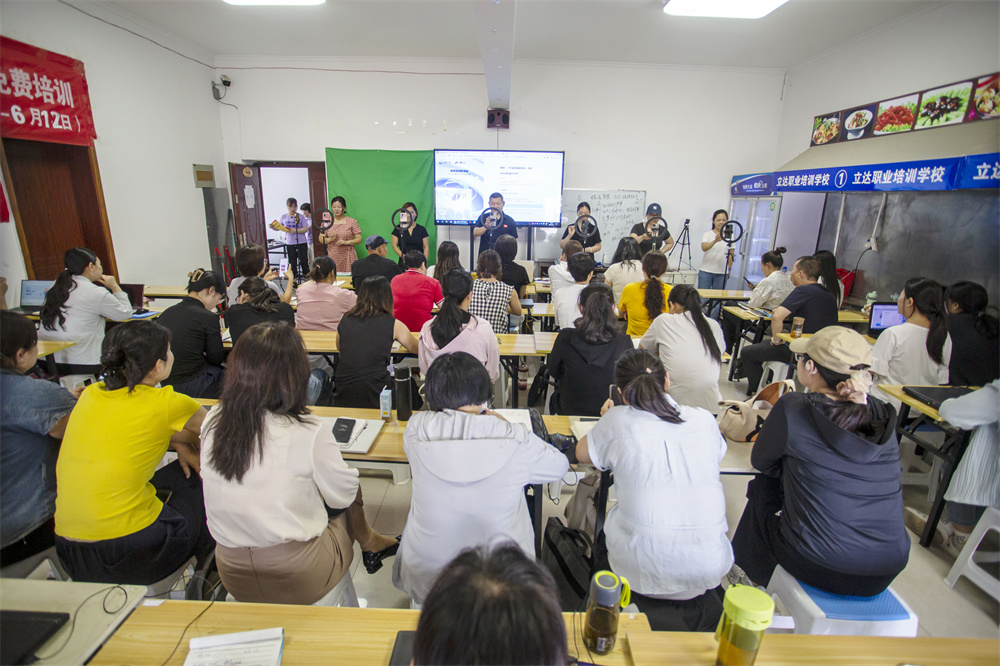 日前，河北省邯鄲市復興區人社局組織開展互聯網營銷免費培訓。聶長青攝