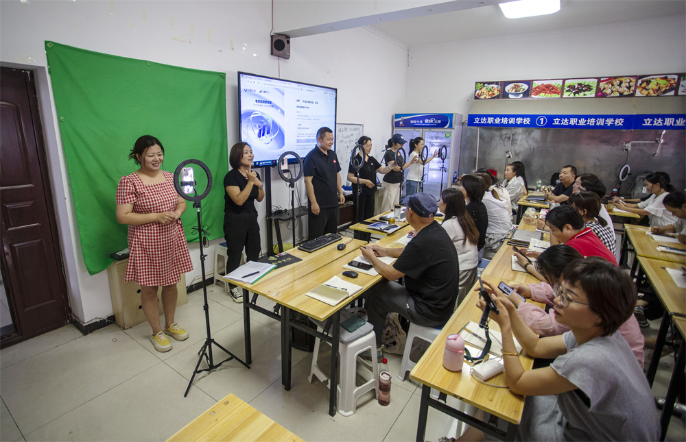 日前，河北省邯鄲市復興區人社局組織開展互聯網營銷免費培訓。聶長青攝