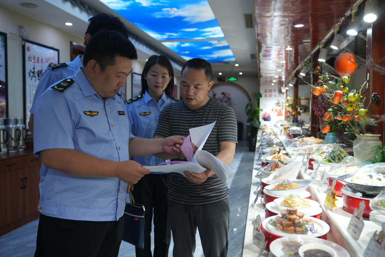 任丘市市场监督管理局工作人员正在进行餐饮浪费情况检查。韩慧峰摄