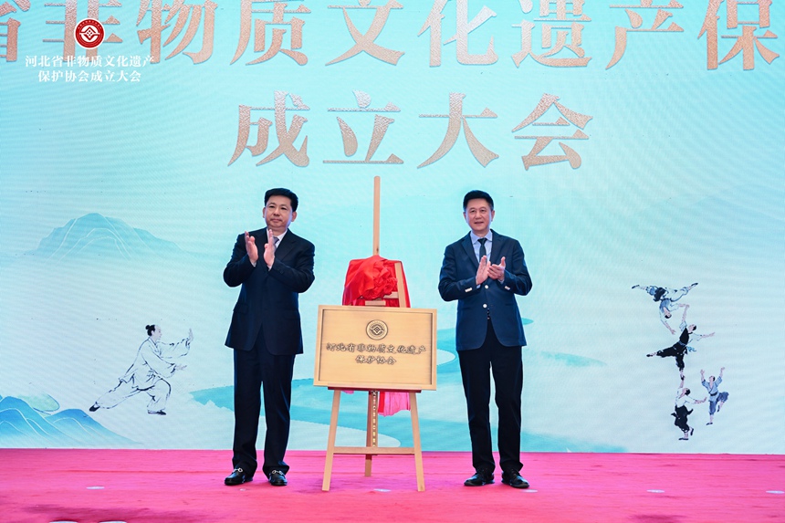 王晓峰与赵学锋共同揭牌。主办方供图