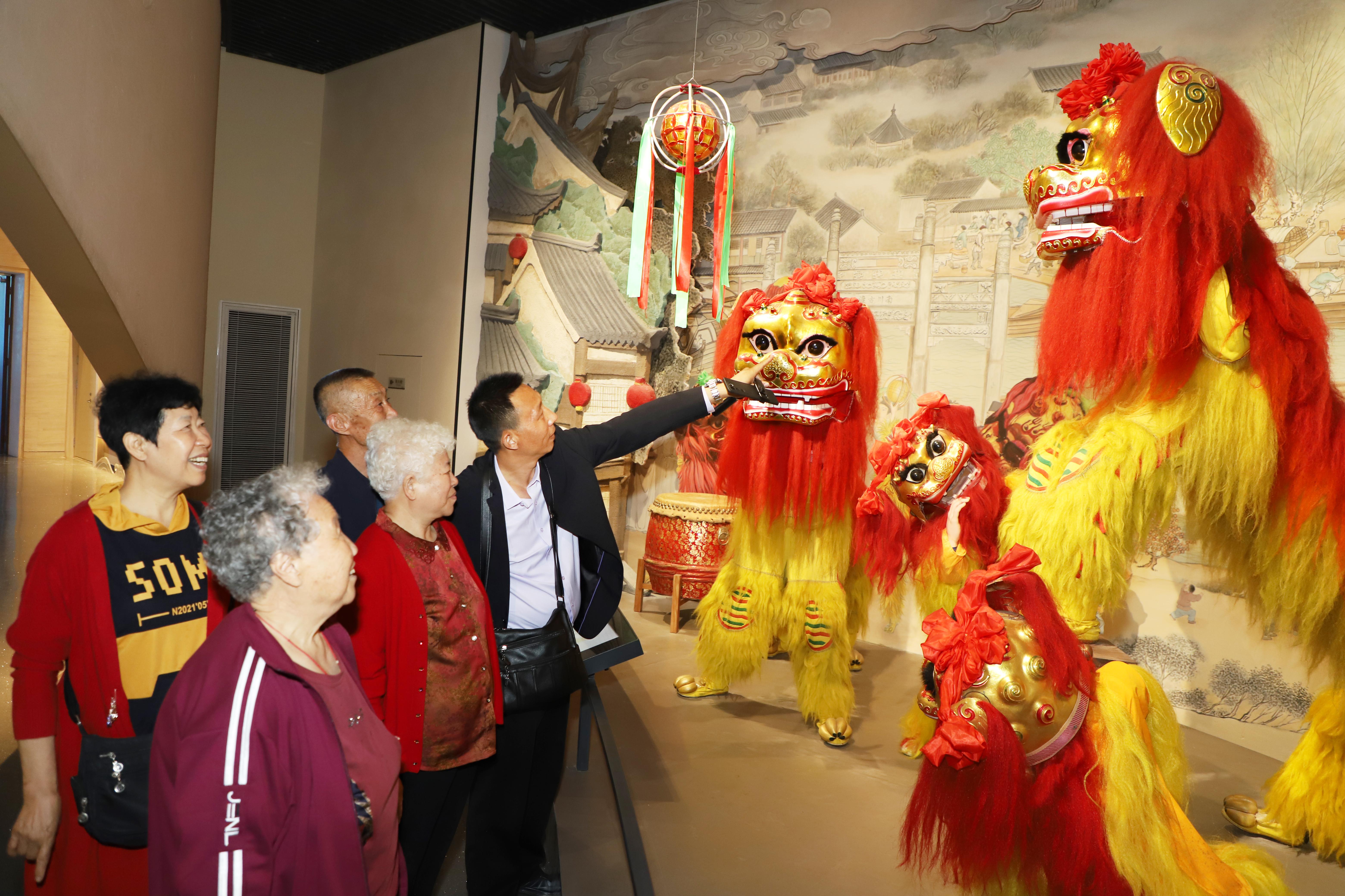 游客在非遗展馆参观游览。魏志广摄