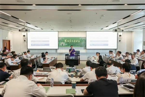 参会人员聆听清华大学关于大数据与人工智能的辅导授课。宫轩摄