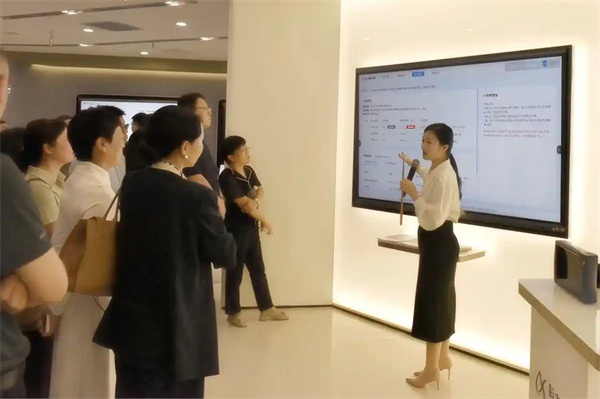 参会人员参观AI领域头部企业科大讯飞并开展人工智能专题座谈会。宫轩摄
