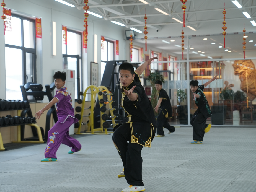 青少年在“大铁狮武学文化馆”武术自由职业者实践创新基地练习八极拳。刘友辉摄