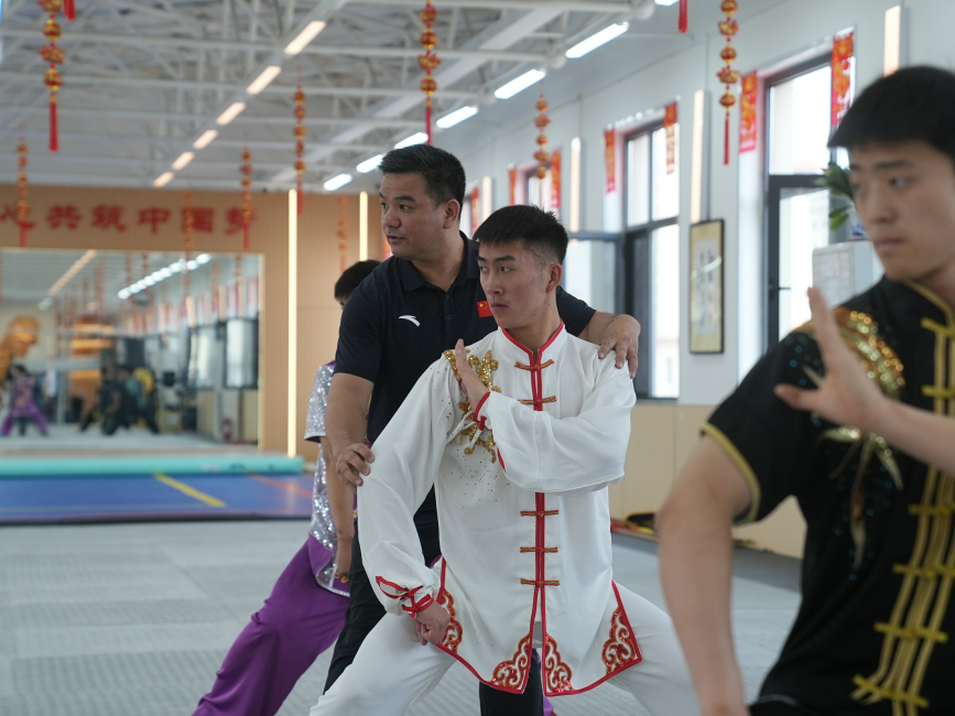 周军正在指导学生习武。刘友辉摄