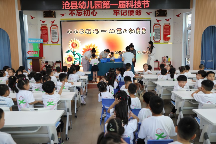6月13日，孩子和家长在参与科技互动竞赛。田博摄