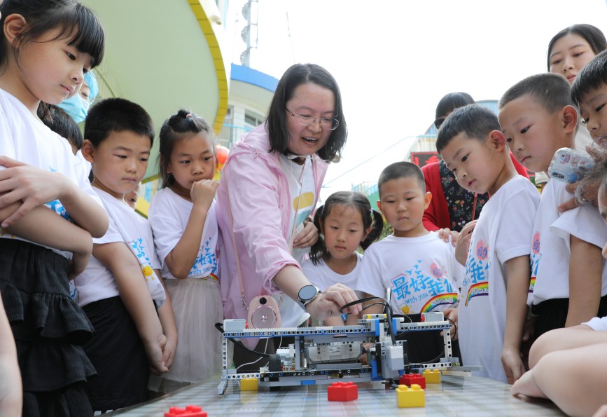 6月13日，孩子们在参与科学科学小实验。田博摄 (2)
