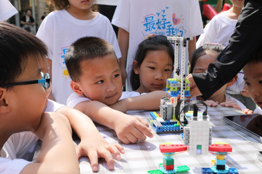 6月13日，孩子们在参与科学科学小实验。田博摄