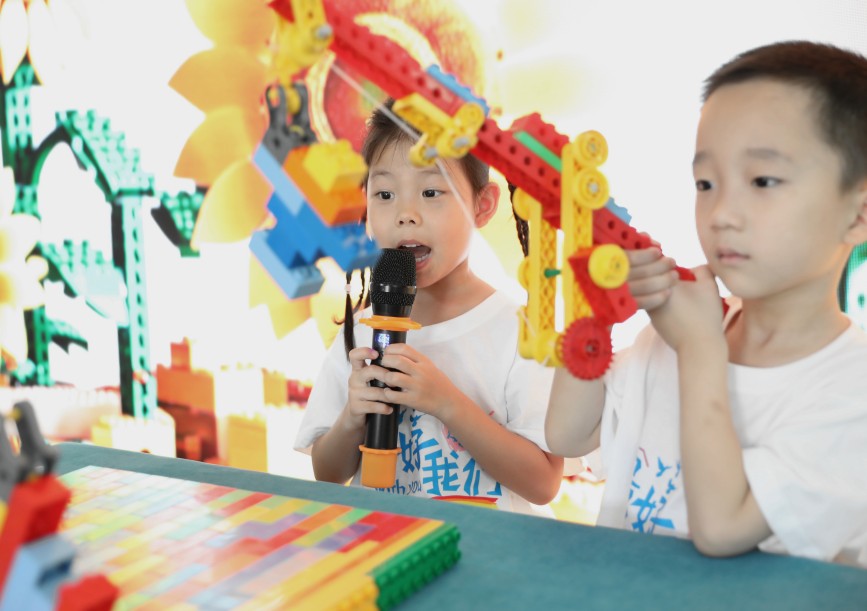 6月13日，孩子们在展示自己创造的模型。田博摄