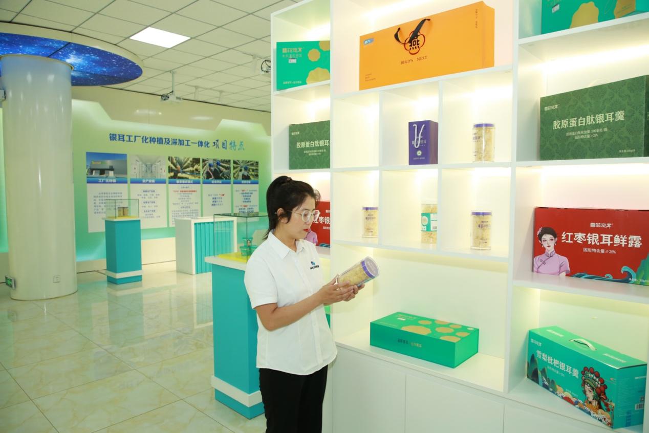 在福农生物科技有限公司，一个个银耳产品让人目不暇接。殷实摄