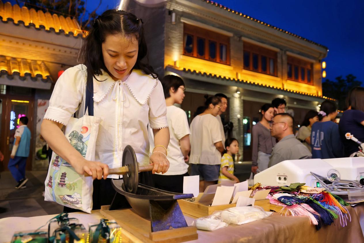市民现场体验中药炮制技艺。杨洋摄