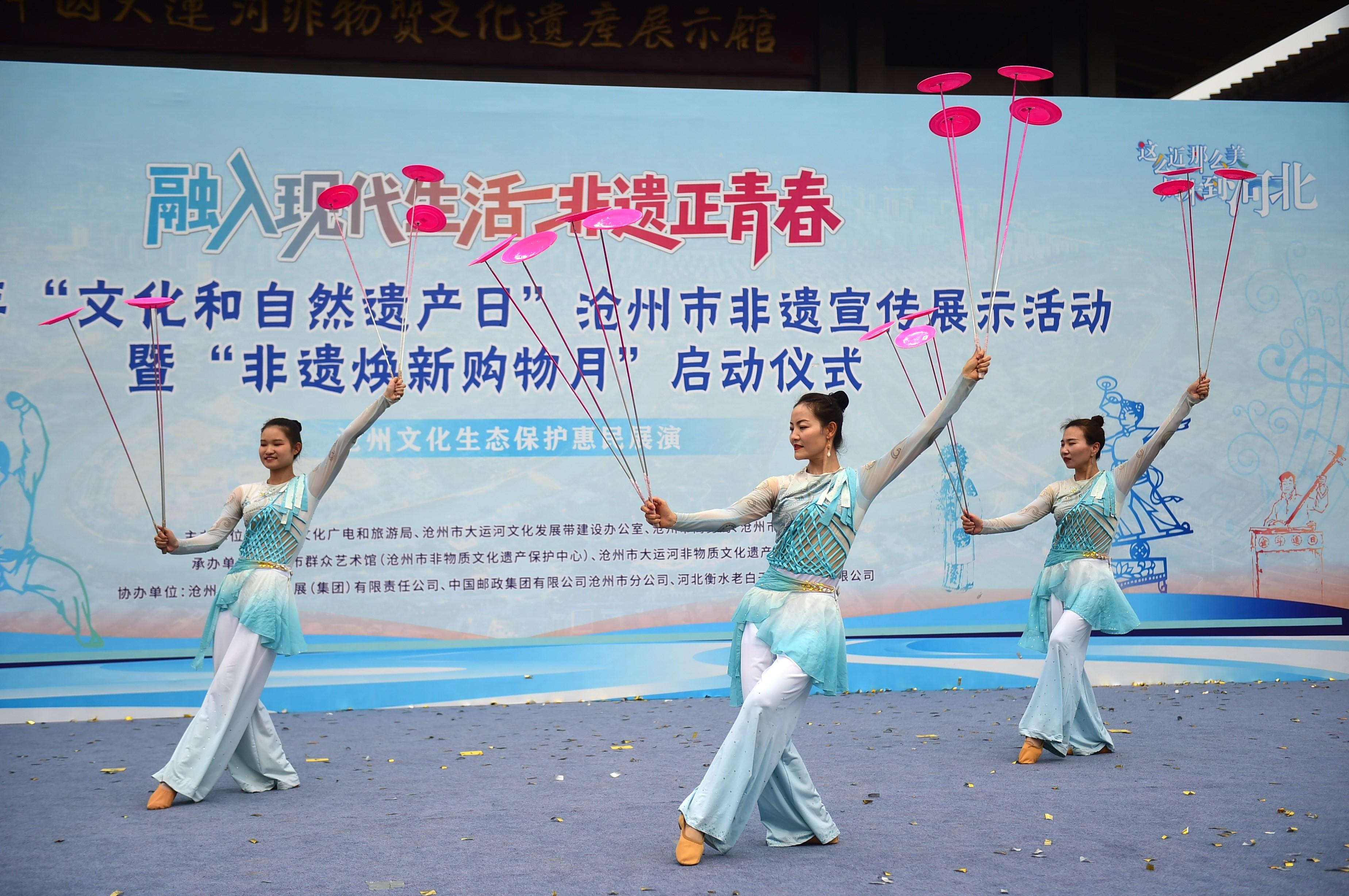 杂技演员在表演节目。傅新春摄