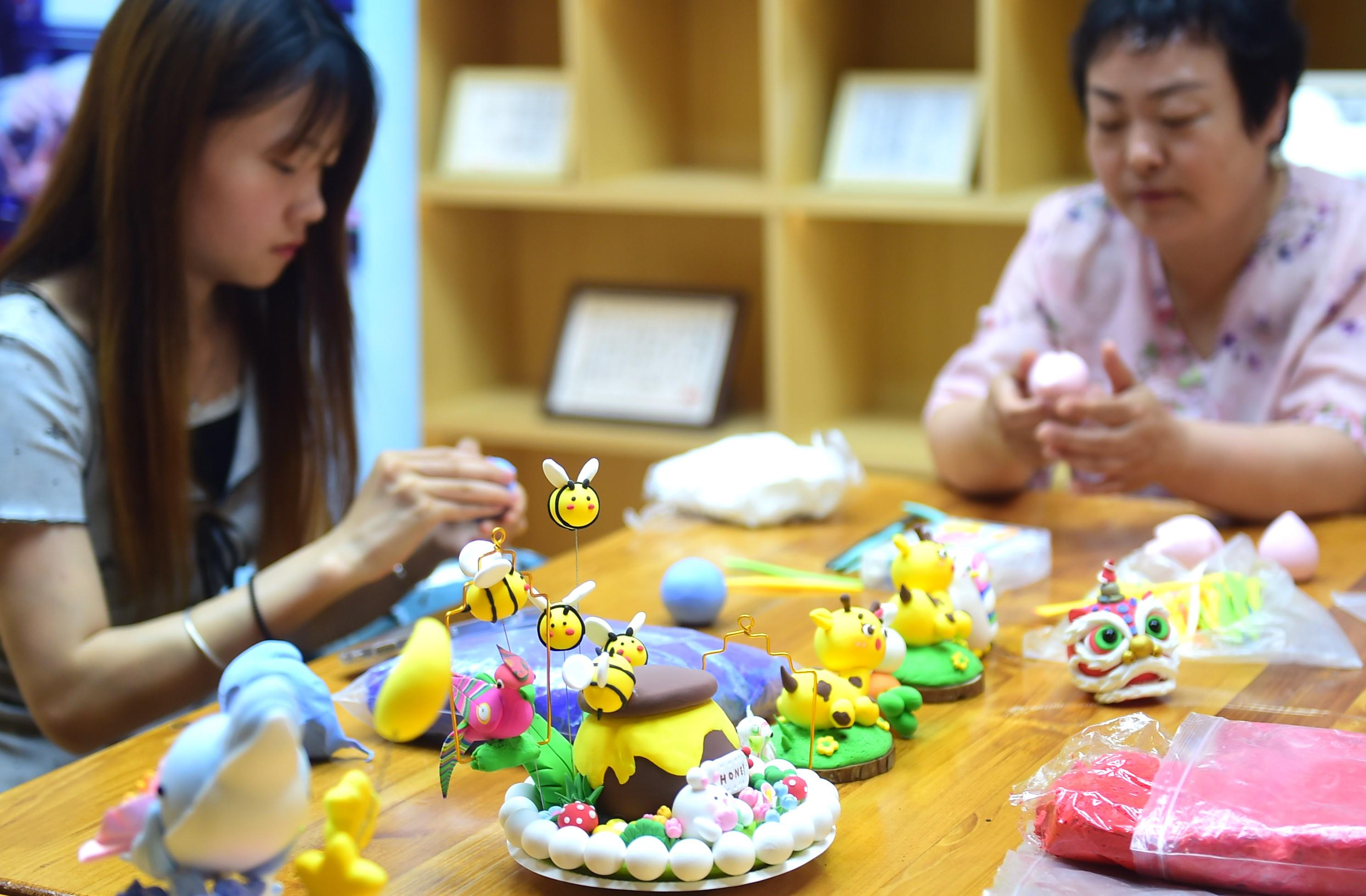 来自沧州市新华区的张氏面塑艺人在活动现场制作面塑作品。傅新春摄