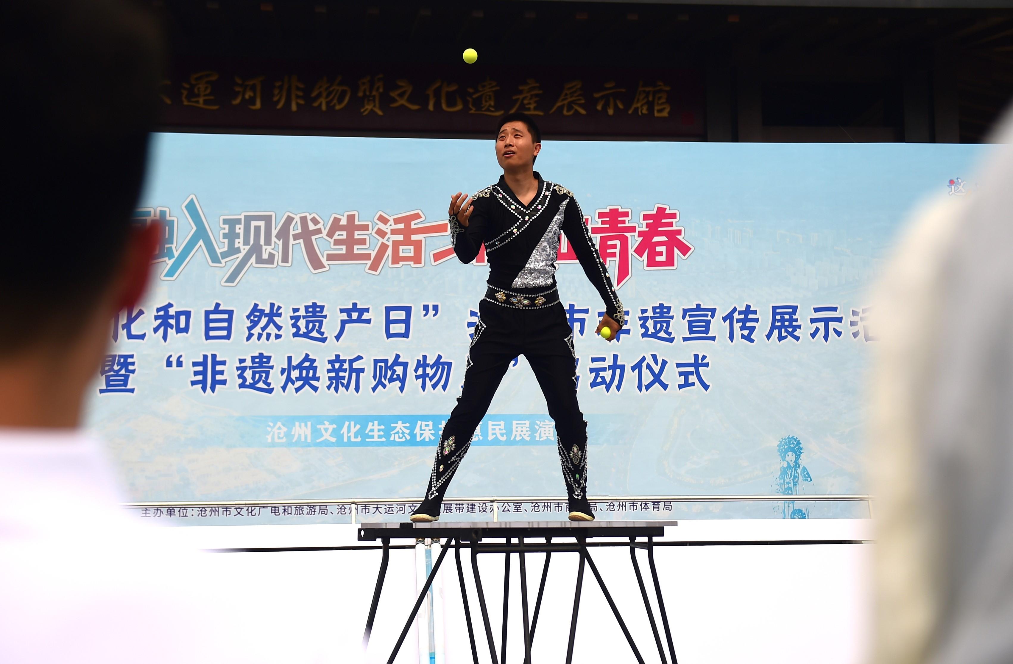 观众在2025年“文化和自然遗产日”沧州市非遗宣传展示活动暨“非遗焕新购物月”开幕式上观看杂技节目。傅新春摄